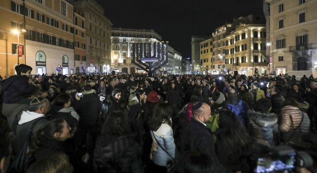 Piazza Barberini gremita per la celebrazione