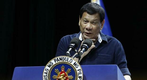 Filippine, il presidente Duterte: «Arresto per i No Vax che escono di casa»