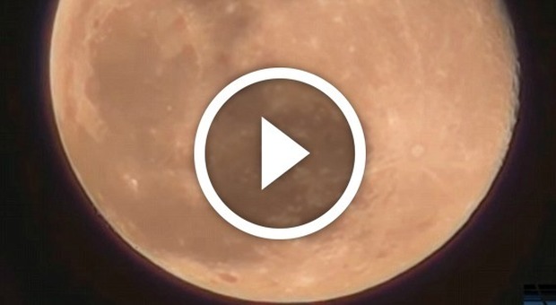 "Il video che mostra gli Ufo 'decollare' dalla luna": le immagini fanno il giro del web
