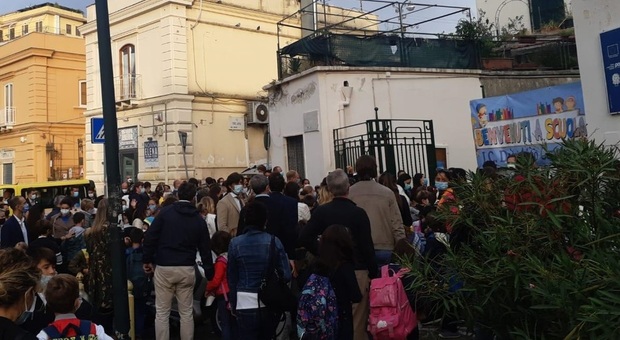 Covid a Napoli, assembramenti davanti alla scuola Cimarosa: «Intervengano le forze dell’ordine»