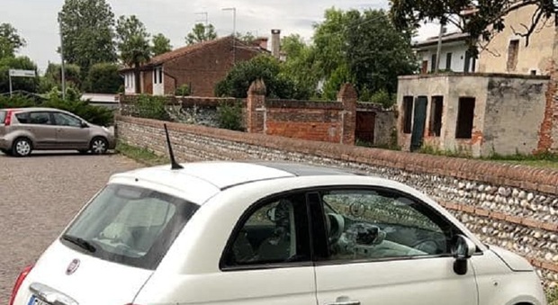 Scappano con una Fiat 500 a Vallà di Riese Pio X e al suo posto lasciano un'auto identica rubata poco prima: caccia ai ladri
