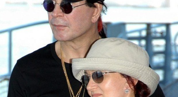 Ozzy Osbourne e la moglie Sharon in una foto di qualche anno fa