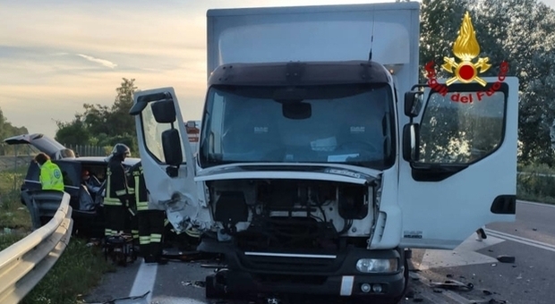 Incidente all'alba davanti al Casinò: auto contro un furgone, morta una donna di Roma