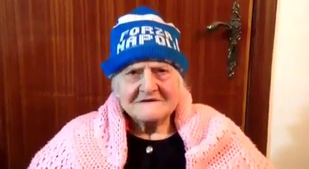 Juve-Napoli, l'attesa di Nonna Rosa (94 anni): «Forza azzurri, vincete anche per me»| Guarda il video