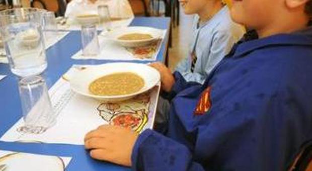 Non pagano la mensa scolastica: pranzo a pane e acqua per nove bambini