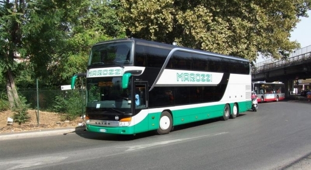 Assaltano il bus della Marozzi diretto a Roma con le armi in pugno: terrore per 60 passeggeri