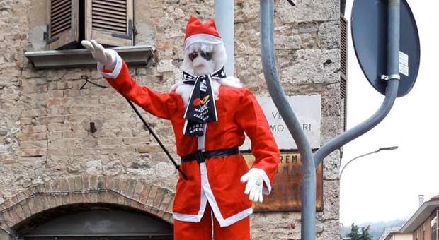 La denuncia delle Sardine: «Babbo Natale fascista». In strada un fantoccio con un braccio teso scatena la polemica ad Ascoli