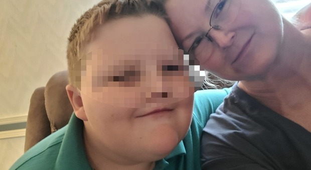 Mamma uccide a coltellate il figlio di 11 nel sonno. Le ultime parole prima di morire: «È stata lei»