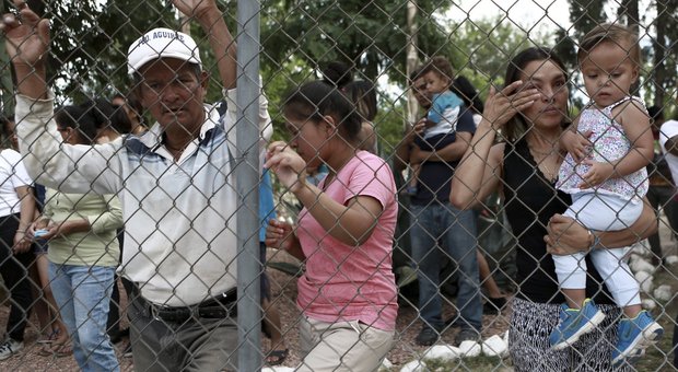 Migranti nei centri di detenzione al confine Usa-Messico
