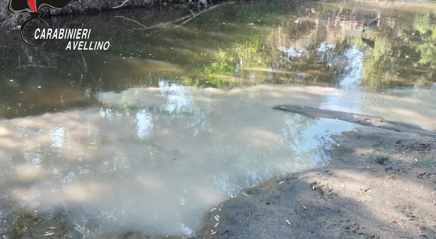 Acqua colorata nel fiume Sabato, scoperto scarico abusivo: sequestri