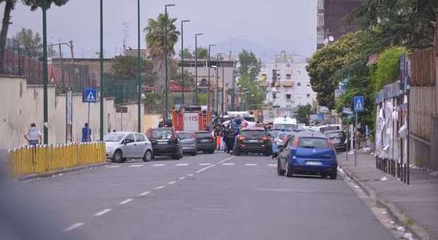 Napoli, uomo spara dal balcone 4 morti fra cui un poliziotto e 5 feriti
