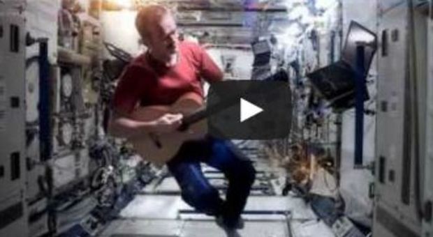 Chris Hadfield suona nello spazio