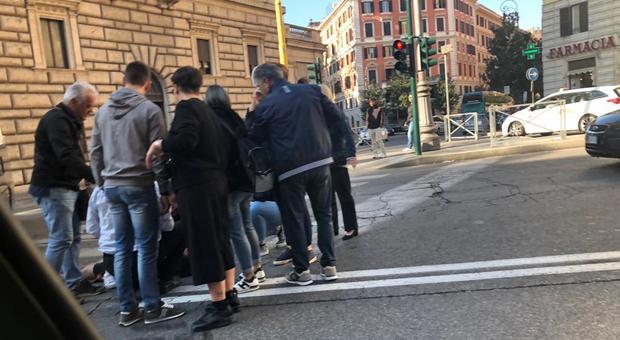 Roma, altra donna investita sulle strisce da un pulmino di turisti