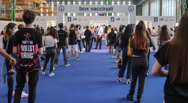 Vaccini Covid a Napoli, chiude il centro vaccinale nell’hangar Atitech di Capodichino