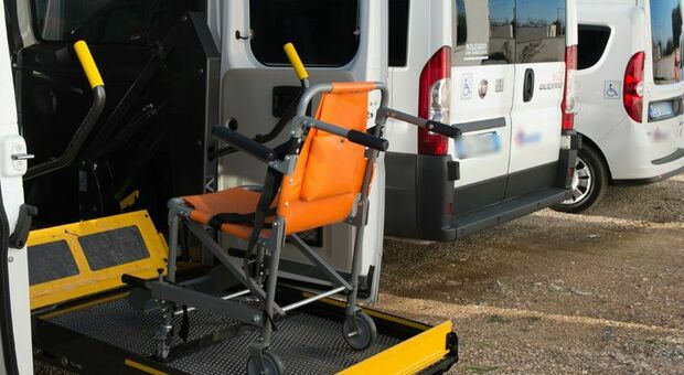 Roma, tagliano l'orario per il servizio di trasporto dei disabili: «Chi ha difficoltà potrà utilizzare il taxi»