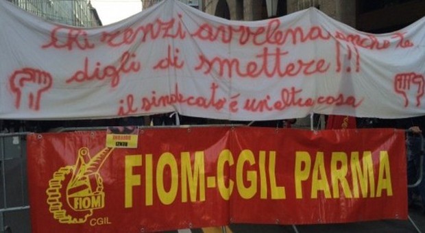 Visita di Renzi a Parma, carica della polizia sui manifestanti