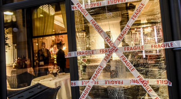 Vandali scatenati: assalto alle vetrine dei locali storici in Galleria