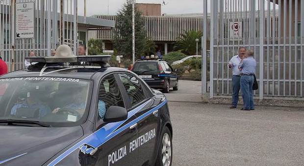 Benevento, raptus di follia in carcere: detenuto devasta cella, ferito agente