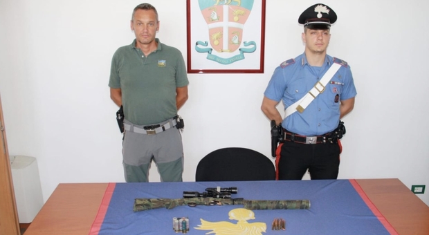 Polizia venatoria provinciale e carabinieri con le armi sequestrate al bracconiere