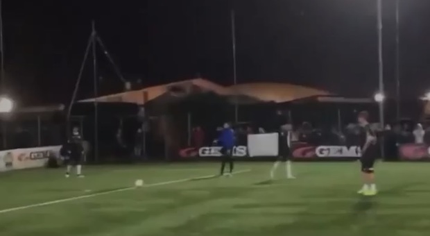 Totti incanta in campo: la punizione capolavoro Video
