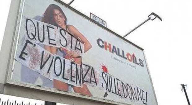 Il cartellone è sessista, le femministe lo coprono: "Questa è violenza sulle donne"