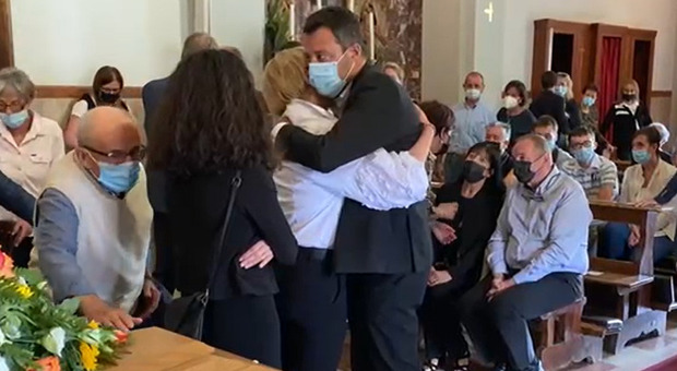 Matteo Salvini a Puos d'Alpago per i funerali di Paolo Saviane: l'abbraccio con Daniela, la compagna del senatore