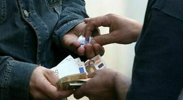 Scampia, controlli anti-droga: arrestati due pusher