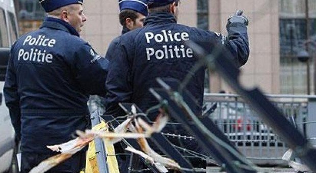 Allarme bomba e caccia all'uomo a Bruxelles: fermato un sospetto