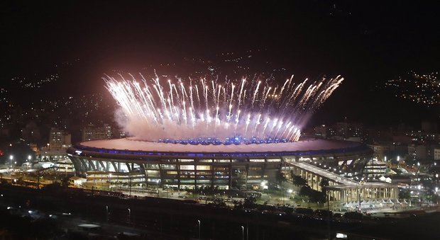 Rio 2016: samba e carnevale, si alza il sipario al Maracanà. Vanderlei ultimo tedoforo