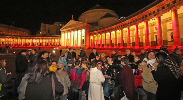 Napoli, le luci del colonnato di piazza del Plebiscito dedicate ad Aleppo
