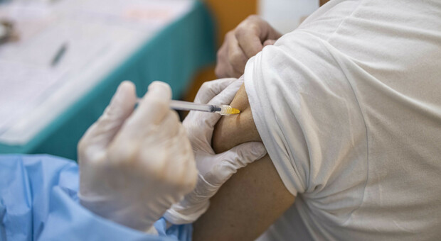 Vaccini anti Covid, la carica dei 50enni: oltre 176mila prenotazioni