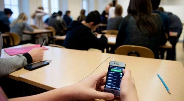 Rione Monti, via gli smartphone in classe: «Solo per attività formative e con buon senso»