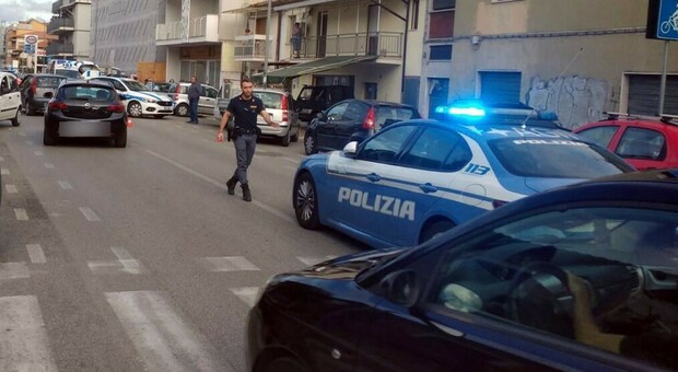 Picchia la moglie per obbligarla a lasciare il lavoro, arrestato un 35enne a Roma. La vittima: «Diceva che comandava lui»