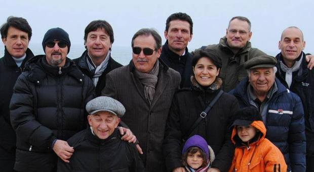 Claudio Gabbianelli con il fratello e i tanti amici dello stabilimento Ondablu