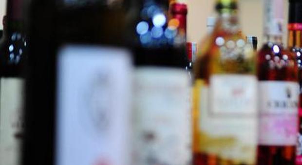 India choc, liquore adulterato fa una strage: 13 morti, "avevano mal di stomaco e vomito"