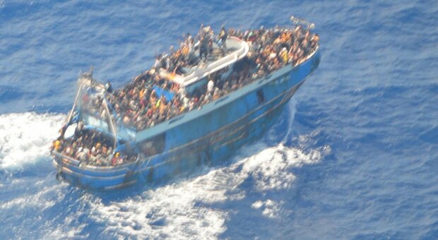 Migranti, la strage del barcone di Pylos: non ci sono più superstiti, in mare restano ancora oltre 600 corpi. Vertice Ue sul caos soccorsi