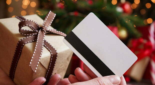 Natale, i marchigiani spenderanno mezzo miliardo. Confartigianato: «Comprate solo prodotti del commercio locale». Foto generica