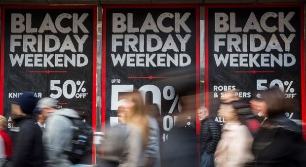 Torna il black friday: venerdì shopping e sconti pazzi, ma c'è chi devolve tutto in beneficenza