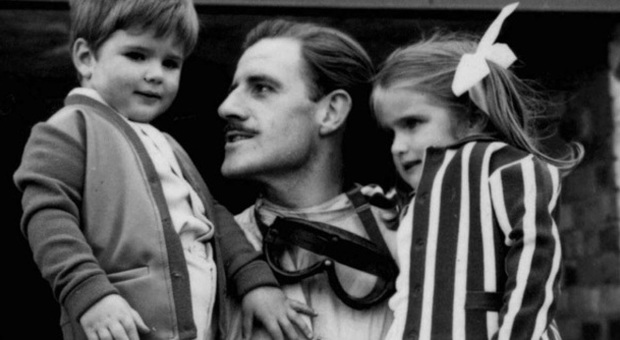 Graham Hill con i figli in braccio: a sinistra Damon anche lui campione di F1