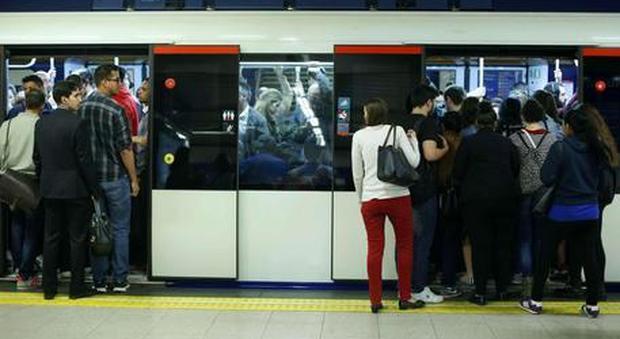 Roma, fumo in metro a Termini: panico tra i passeggeri