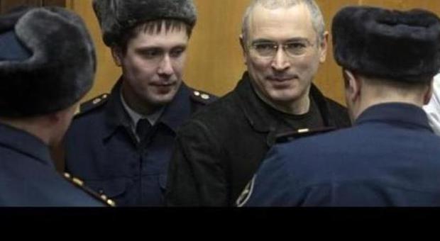 Putin grazia Khodorkovski dopo 10 anni in prigione: «La mamma sta male»