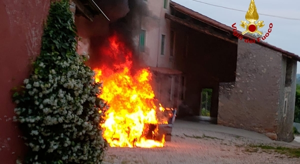 Vecchia Volvo 440 a Gpl prende fuoco all'improvviso nel cortile di casa