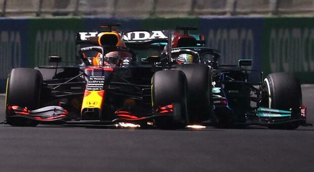 Verstappen va in tilt a Jeddah. Hamilton mantiene il sangue freddo e vince. Ad una gara dal termine sono alla pari