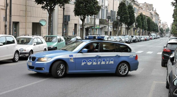 Roma, la banda del Rolex torna a colpire: due rapine in poche ore, caccia ai ladri in scooter