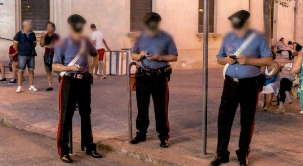 Divieto di smartphone per i carabinieri in servizio: la stretta dopo una foto virale di tre militari al cellulare