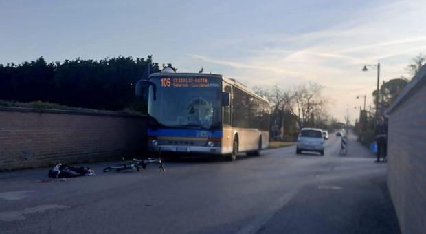Ciclista sbuca dalla stradina, scontro col bus di linea: morto un 80enne