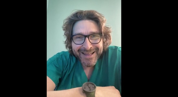 L'anestesista pugliese conquista il cuore del web: «Amatevi, abbiamo bisogno di tutti voi» Video