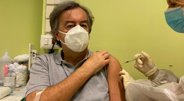 Covid, Burioni si è vaccinato: «Sicuro ed efficace, farlo il 7 gennaio è un miracolo della scienza»