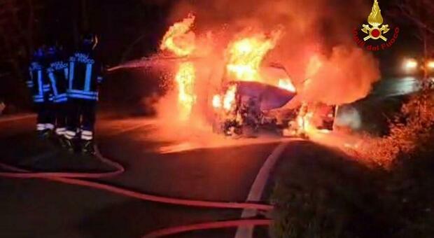 Sassocorvaro, le fiamme dopo l'incidente: auto distrutta dal fuoco. Due persone salve per miracolo