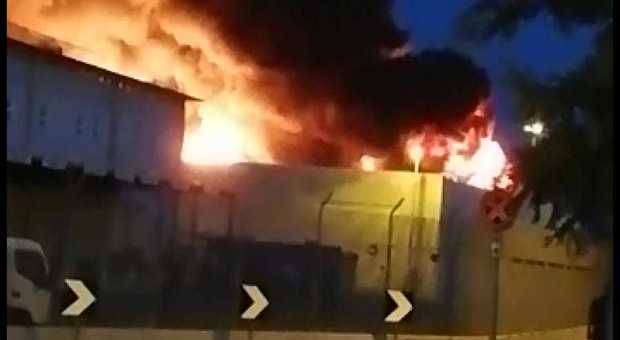 Guidonia, maxi incendio al Car: paura in magazzino di alimentari